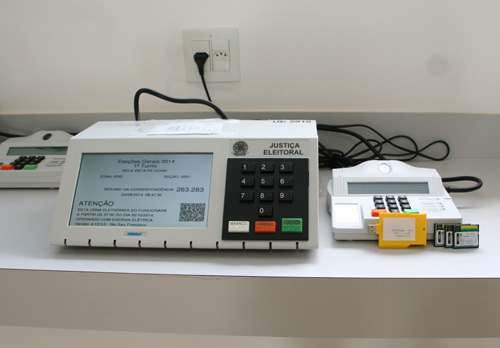 Urna Eletrônica com leitor biométrico. Urna Eletrônica com leitor biométrico.