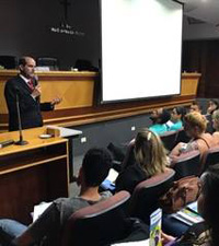 Dr. Hanna palestrando &agrave; frente do audit&oacute;rio do TRE/GO
