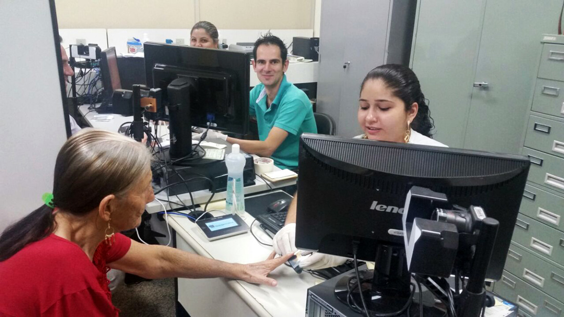 Colaboradores atendendo eleitores no interior do estado de Goi&aacute;s