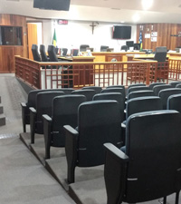 Rampa de acesso do fundo &agrave; frente do plen&aacute;rio antigo com carpetes acinzentados, cobertura laminada em madeira em boa parte das paredes e limites cercados em madeira