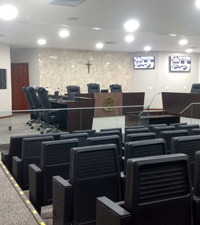 Rampa de acesso com novo nivelamento no novo plen&aacute;rio, com novas poltronas reclin&aacute;veis, limites em vidro e painel na parede ao fundo com revestimento em mosaico de pedras na cor creme