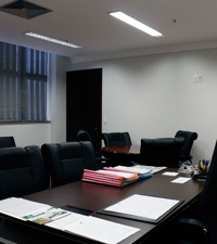 Ambiente de reuni&otilde;es do gabinete da Vice-Presid&ecirc;ncia ao fundo e mesa com processos &agrave; frente