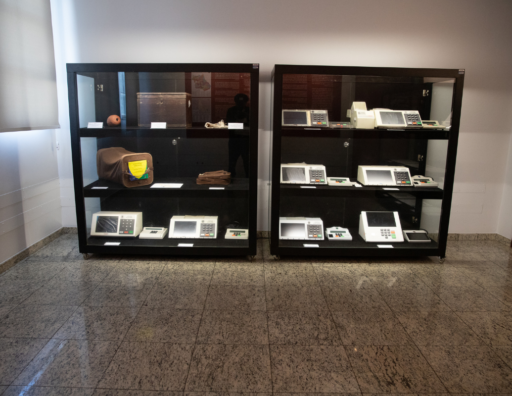 Vista mobiliário da Sala das Urnas