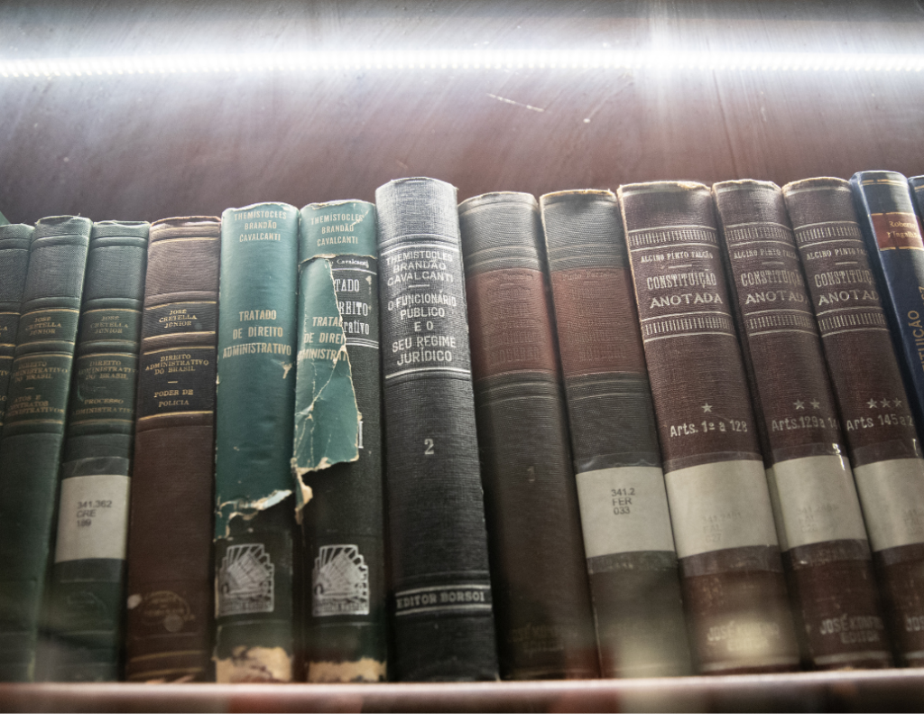 Livros cedidos pela Biblioteca Valdo Teixeira para exposição