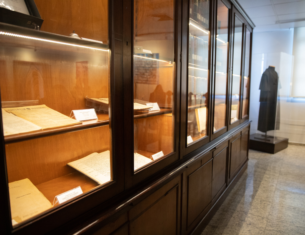 Armário Antigo contendo objetos em exposição