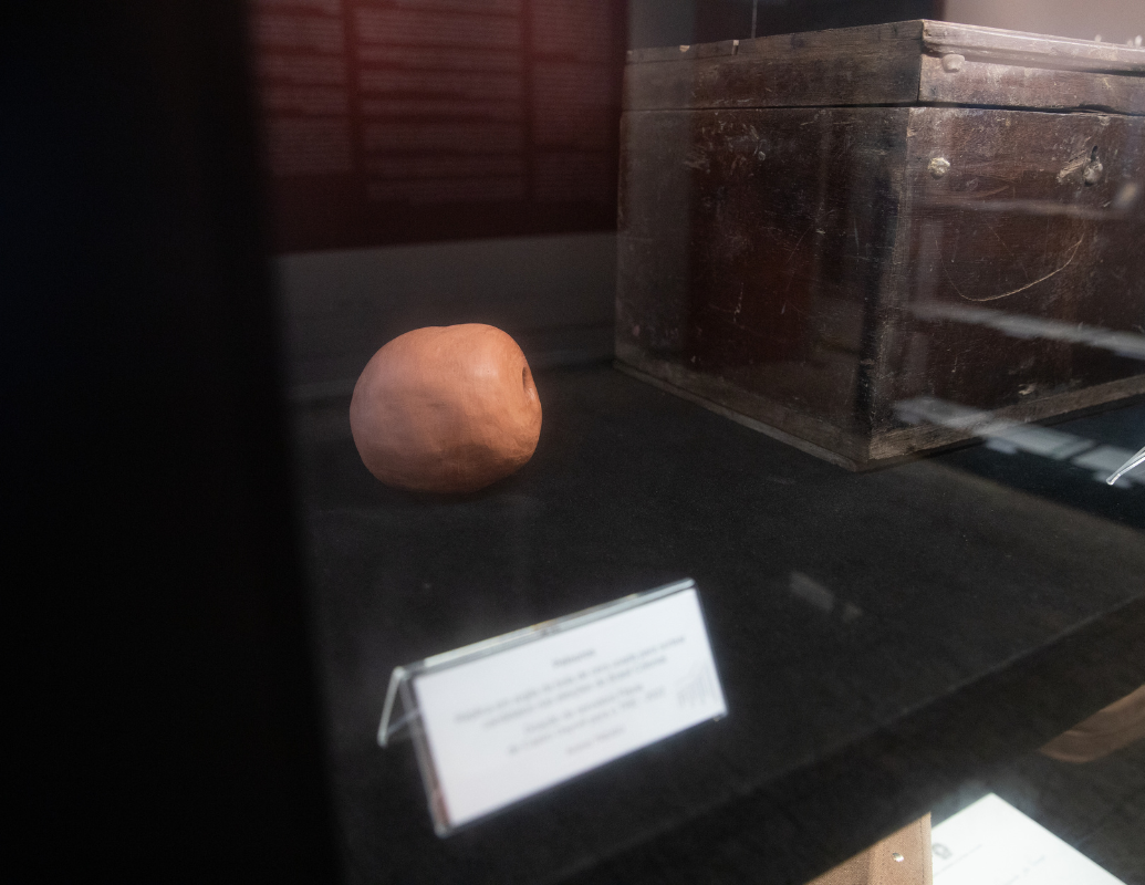 Réplica em argila da bola de cera usada para sortear candidatos nas eleições do Brasil Colonial.