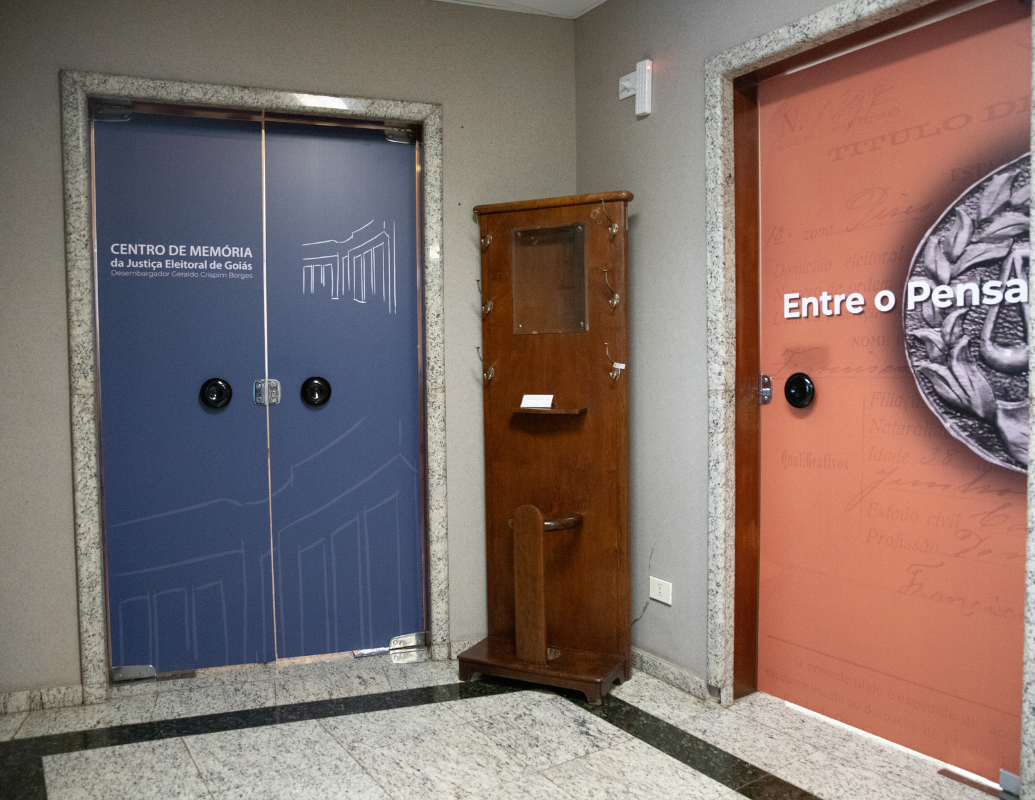 Entrada para as salas de Exposição do Centro de Memória da Justiça Eleitoral de Goiás - "Entre o Pensar e o Poder"