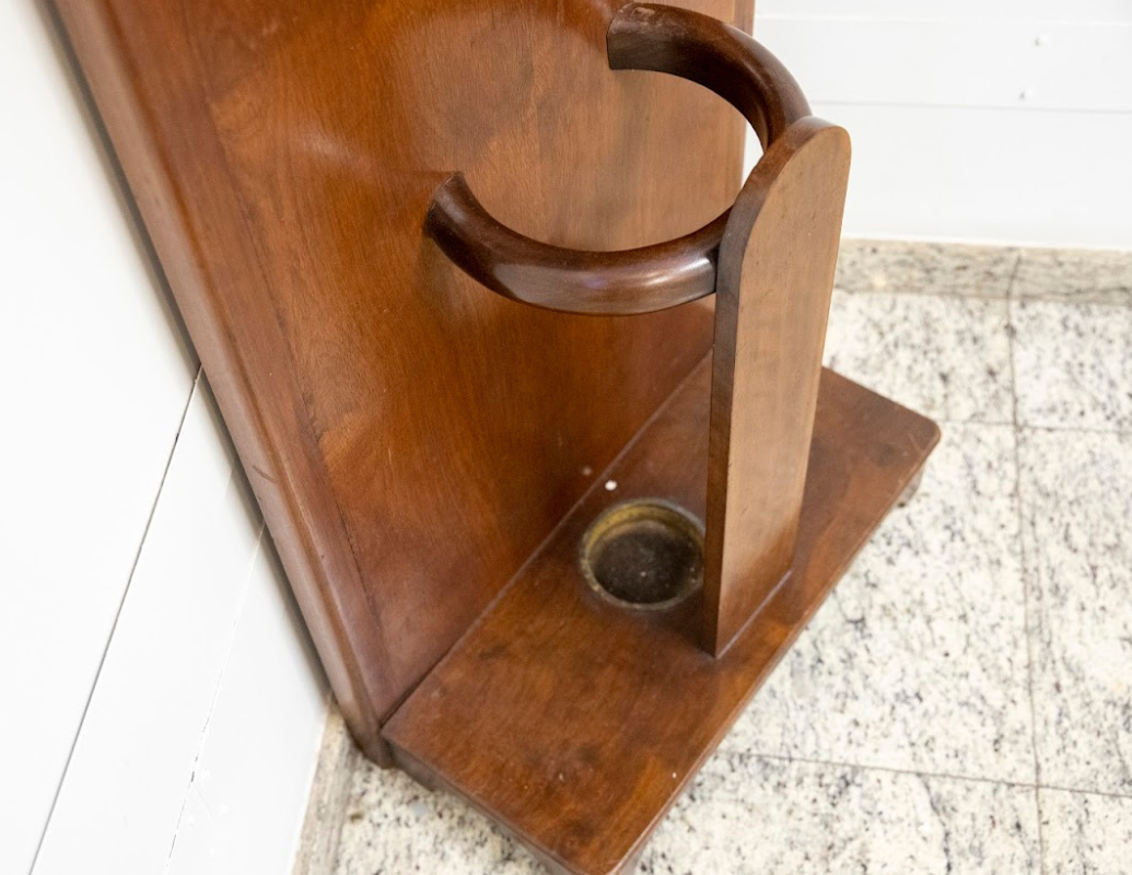 Cabideiro utilizado no Gabinete da Diretoria-Geral 2