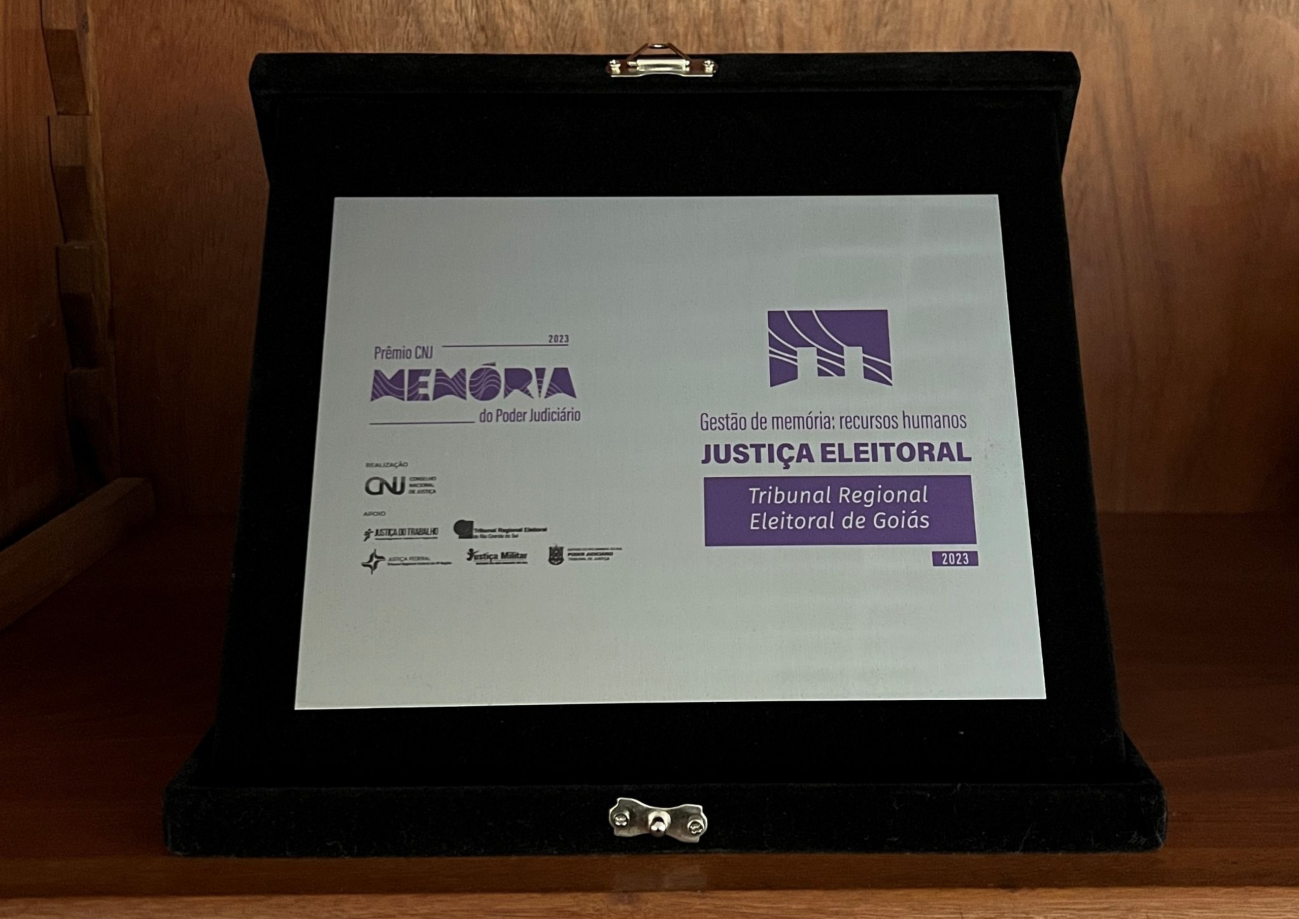 2023 - TRE-GO recebe premiação no III Encontro Nacional de Memória do Poder Judiciário na categoria especial - Gestão de Memória: recursos humanos. Fonte: Acervo do Tribunal Regional Eleitoral de Goiás