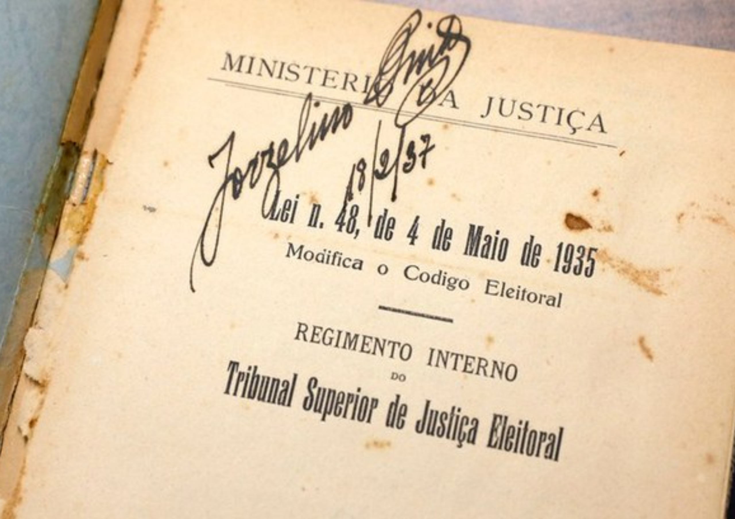 1935 - Entrada em vigor da Lei nº 48, de 04 de maio de 1935, que modifica o primeiro Código Eleitoral Brasileiro. Dentre as alterações, destaca-se a regulamentação das atribuições do Ministério Público no processo eleitoral. Fonte: Tribunal Regional Eleitoral do Rio Grande do Sul