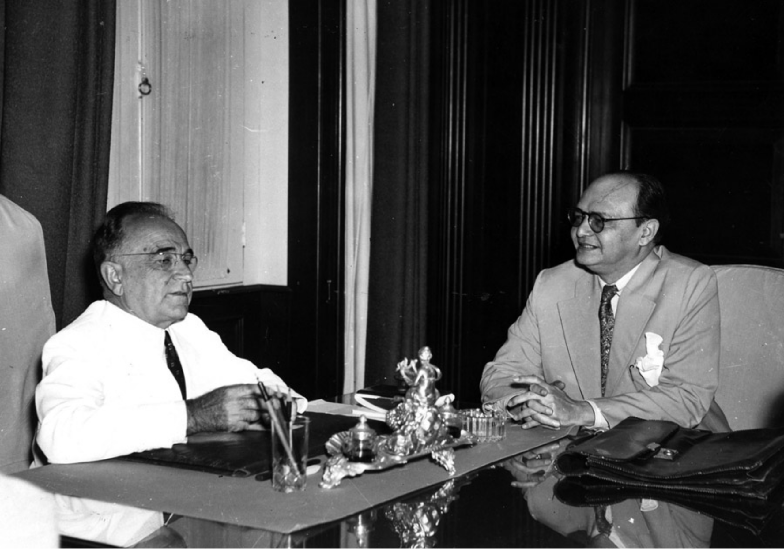 1945 - Reabertura da Justiça Eleitoral determinada pela Lei Agamenon Magalhães - Decreto-Lei nº 7.586, de 28 de maio de 1945. O ministro Agamenon Magalhães reúne-se com Getúlio Vargas em Petrópolis, em maio de 1945. Fonte: Memorial da Democracia