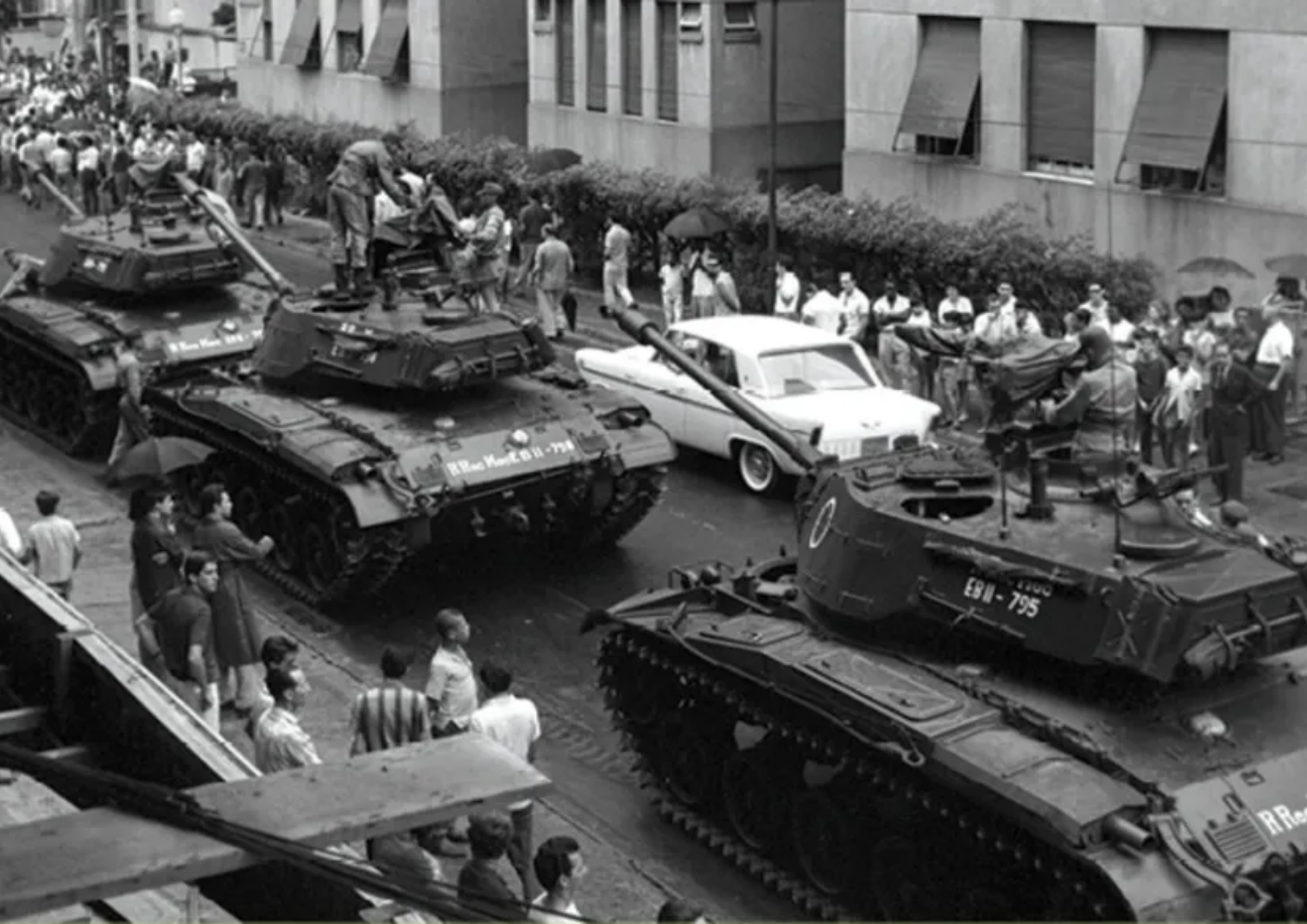 1964 - Golpe Militar - Durante esse período foi proibido, via Atos Institucionais nº 1, 2 e 3, o voto direto para Presidente da República e para os cargos de Governador e Prefeito.Tanques do Exército a caminho do Palácio das Laranjeiras em 1º de abril de 1964. Foto: Arquivo/Agência O Globo.