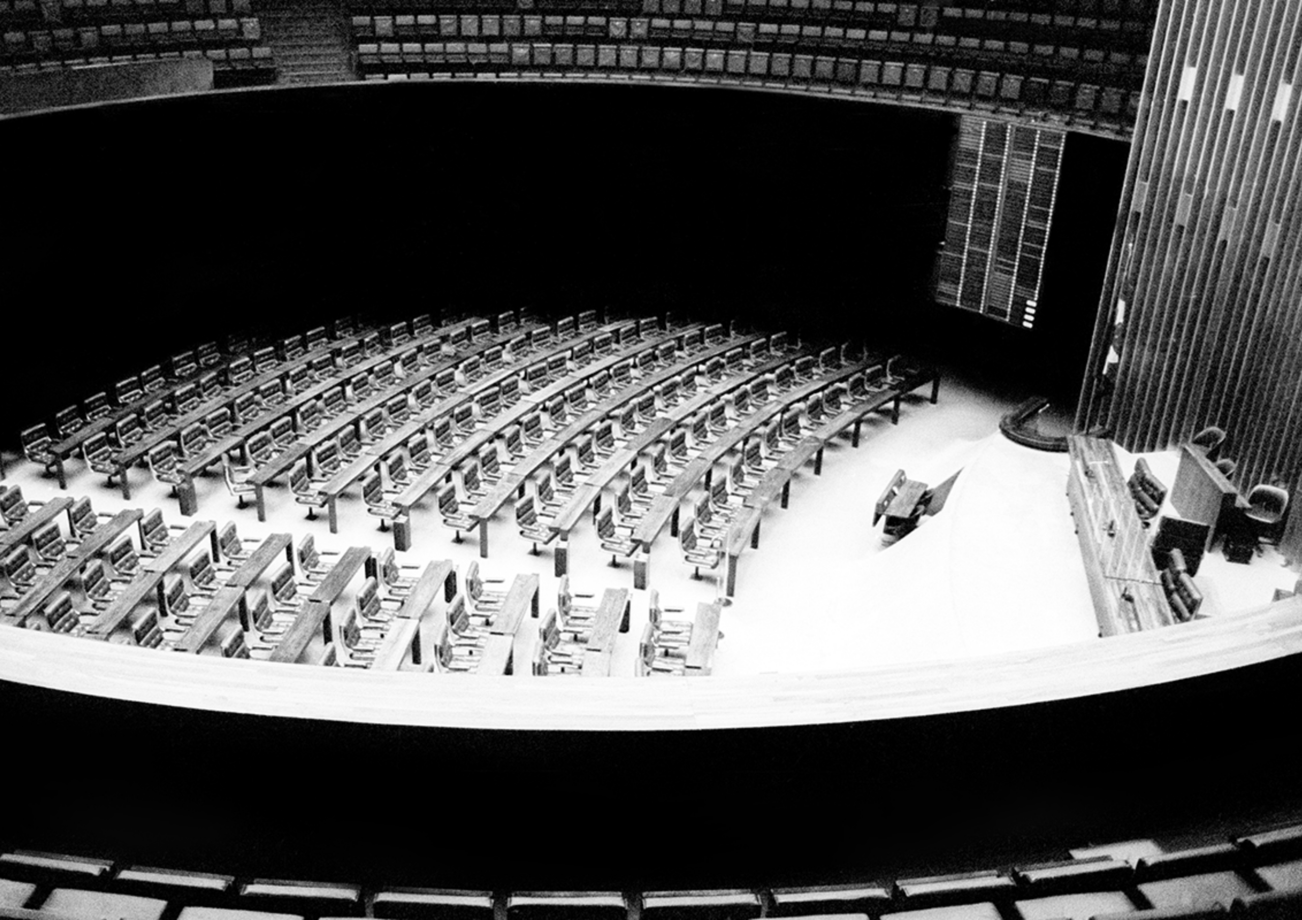 1972 - Restauradas as eleições diretas para Prefeito e Vice-Prefeito de algumas cidades. No entanto, a partir de 1978, parte das vagas ao Senado foi preenchida  por meio de eleições indiretas. Esses Senadores, eleitos indiretamente, ficaram popularmente conhecidos como Senadores Biônicos. Plenário do Congresso vazio devido à decretação do recesso parlamentar pelo Pacote de Abril Fonte: Memorial da Democracia