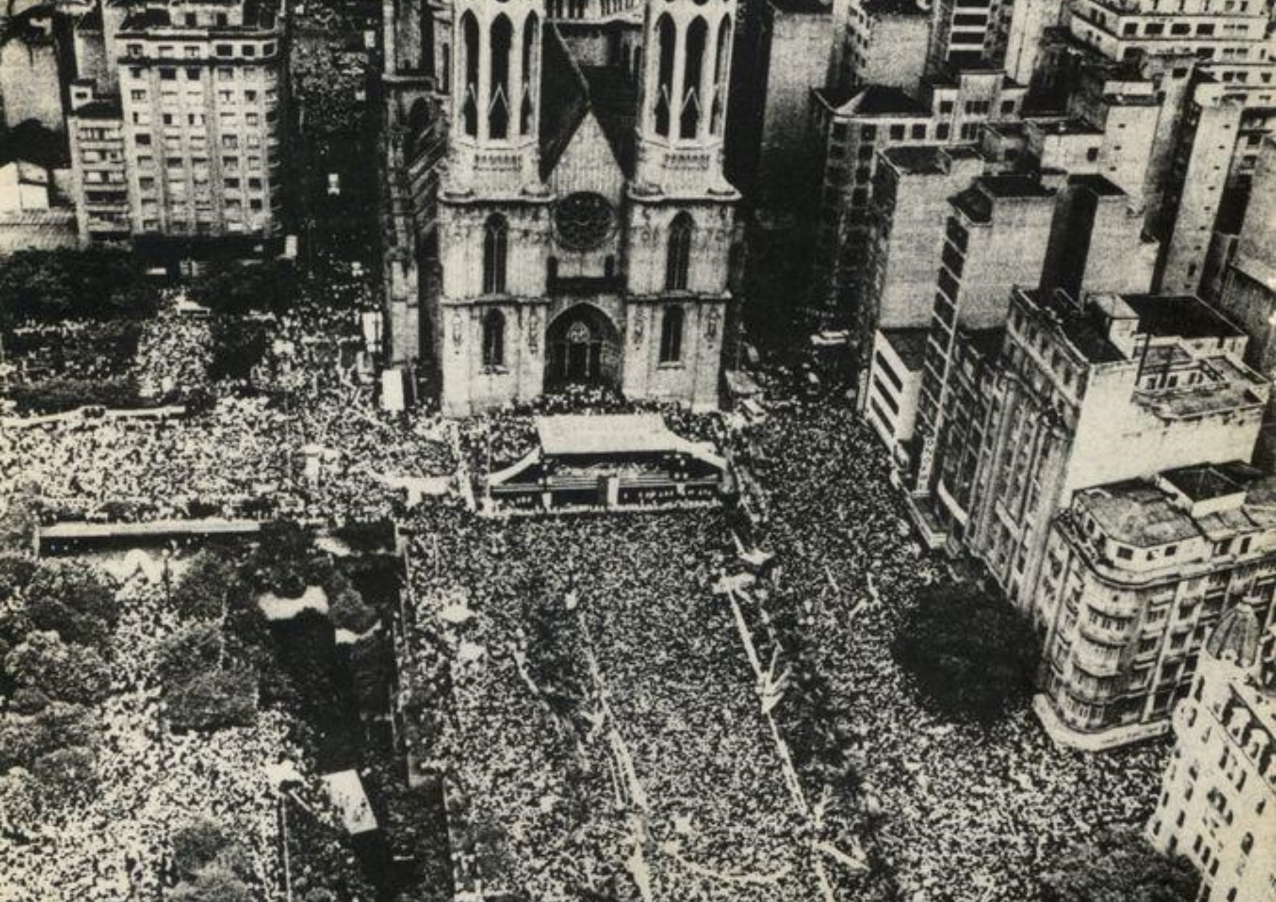 1983 - Movimento Popular das “Diretas Já” que reivindica a aprovação da Emenda Dante de Oliveira para a realização de eleições presidenciais de forma direta, em 1985. Comício pelas “Diretas Já” na Praça da Sé, região central de São Paulo. Fonte: FGV/CPDOC