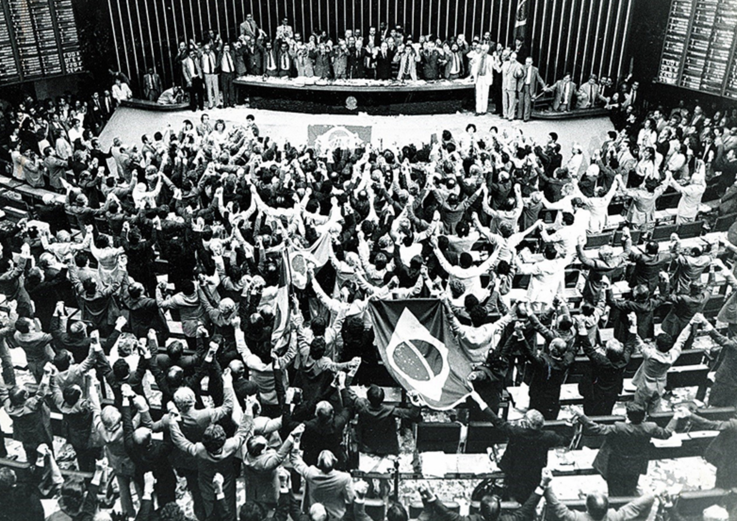 1988 -  Promulgação da Constituição Federal de 1988, conhecida como “Constituição Cidadã”. Em sessão histórica, Congresso aprova o texto final da Constituição, em 22 de setembro de 1988  Foto: Josemar Gonçalves - reprodução www.camara.leg.br
