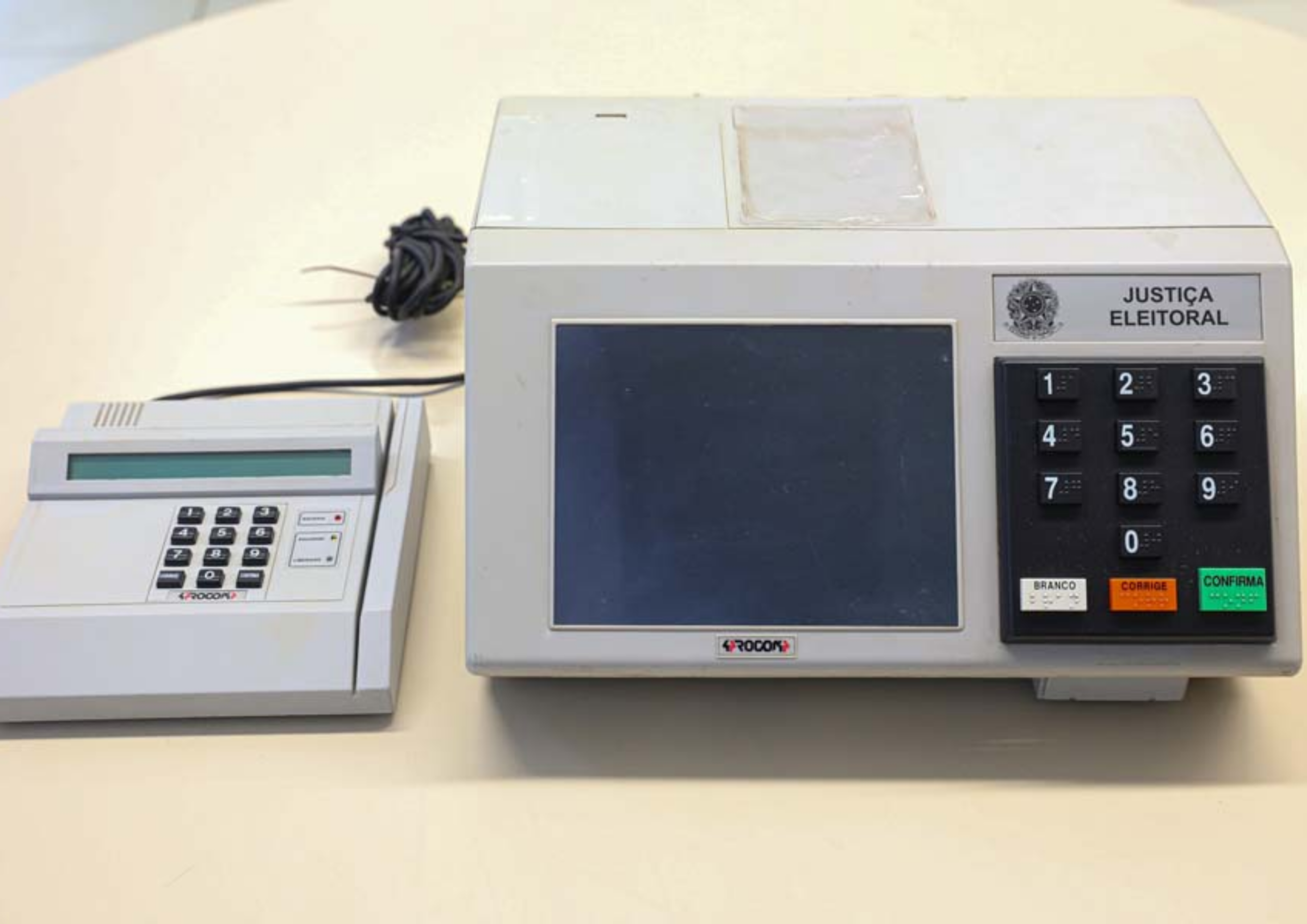 1996 - As urnas eletrônicas são utilizadas pela primeira vez no Brasil nas eleições municipais de 1996. Cerca de 32 milhões de eleitores votaram, em 57 municípios diferentes, nos primeiros modelos utilizados. Fonte: Tribunal Superior Eleitoral.