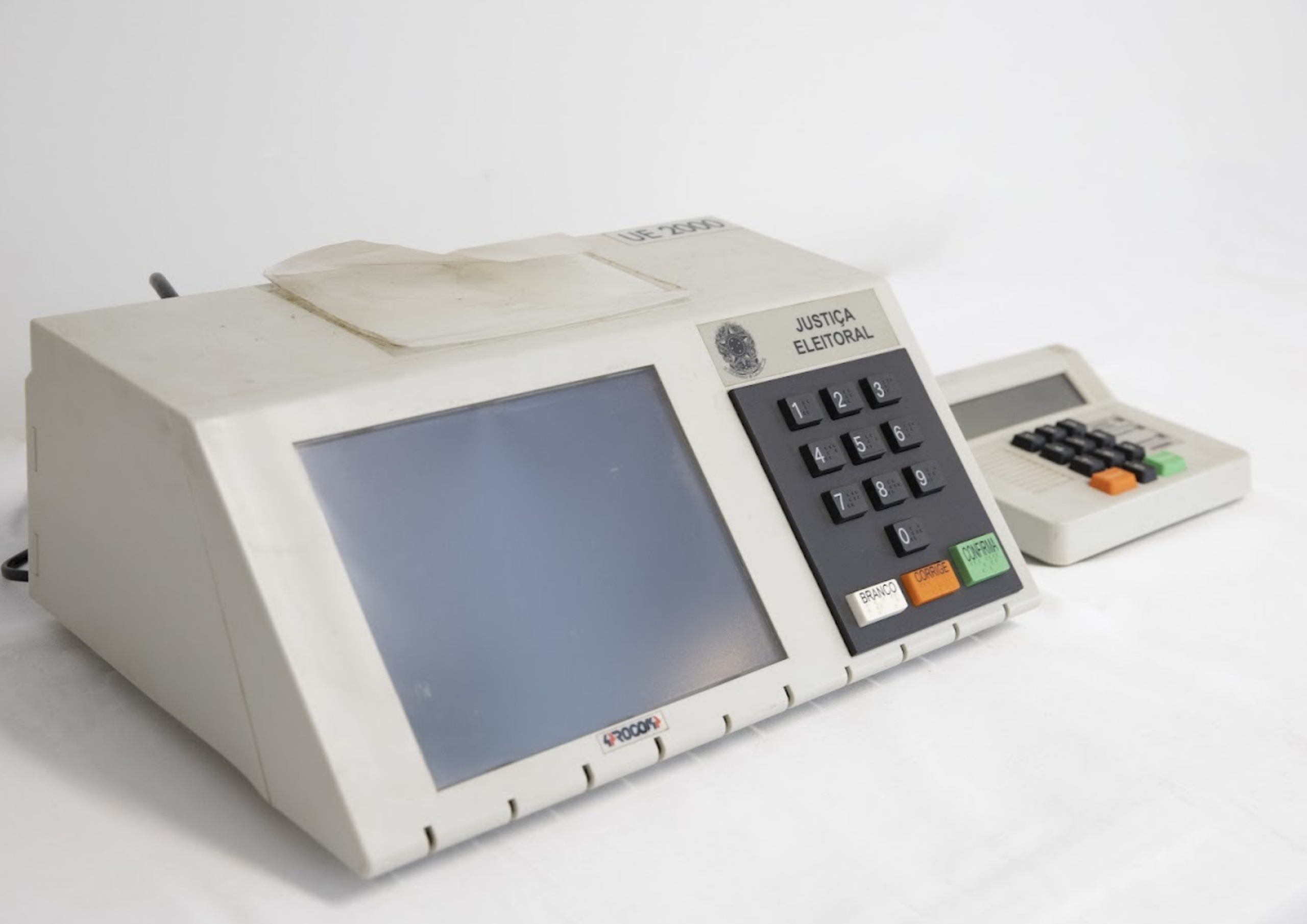 2000 - Urna Eletrônica passa a ser utilizada em todo o Brasil. Fonte: Tribunal Regional Eleitoral de Goiás