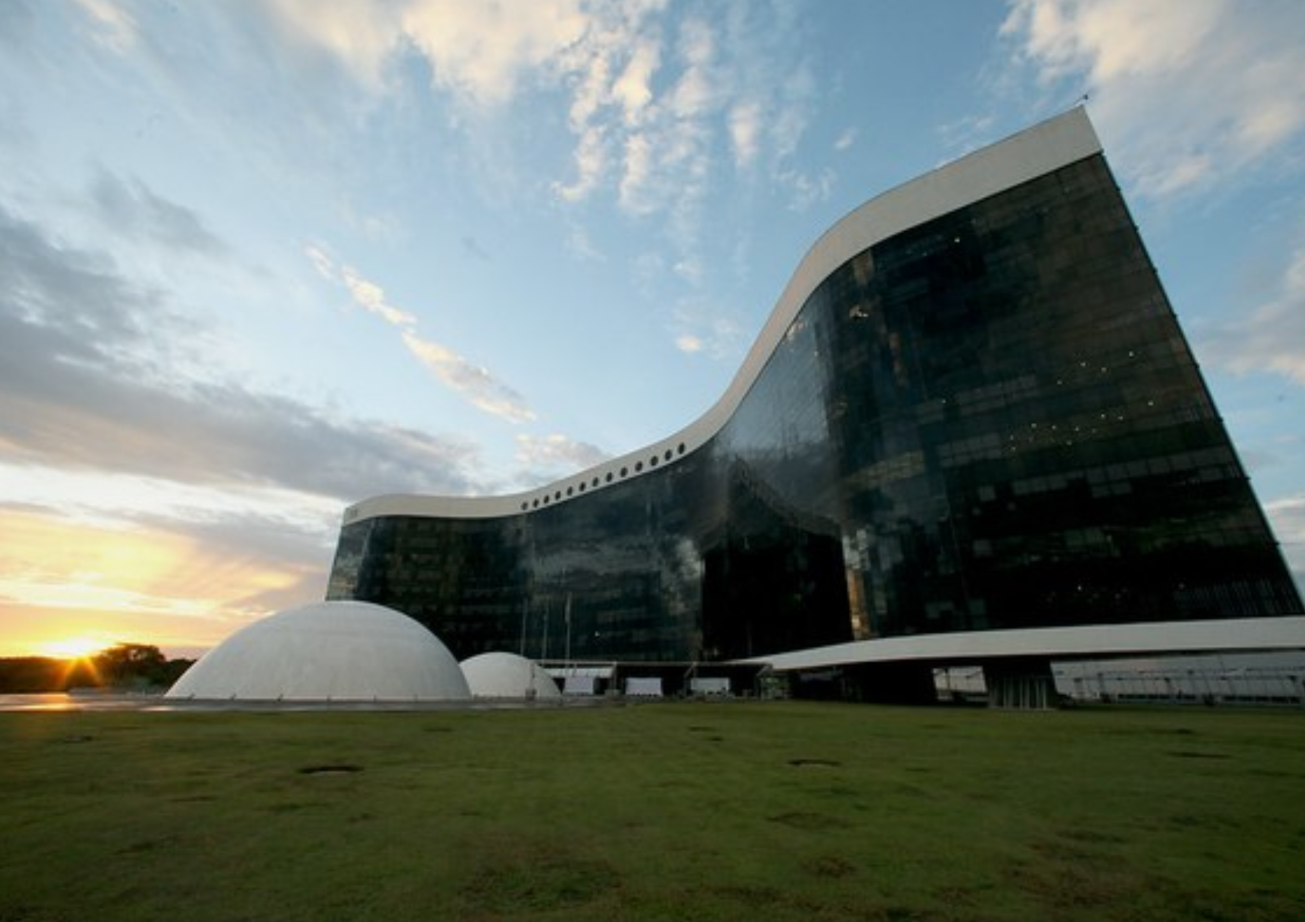2011 - Inauguração da nova Sede do TSE em Brasília em 5 de dezembro, sendo assinada pelo arquiteto Oscar Niemeyer. Fonte: Tribunal Regional Eleitoral de Goiás. Fonte: Acervo do Tribunal Superior Eleitoral.