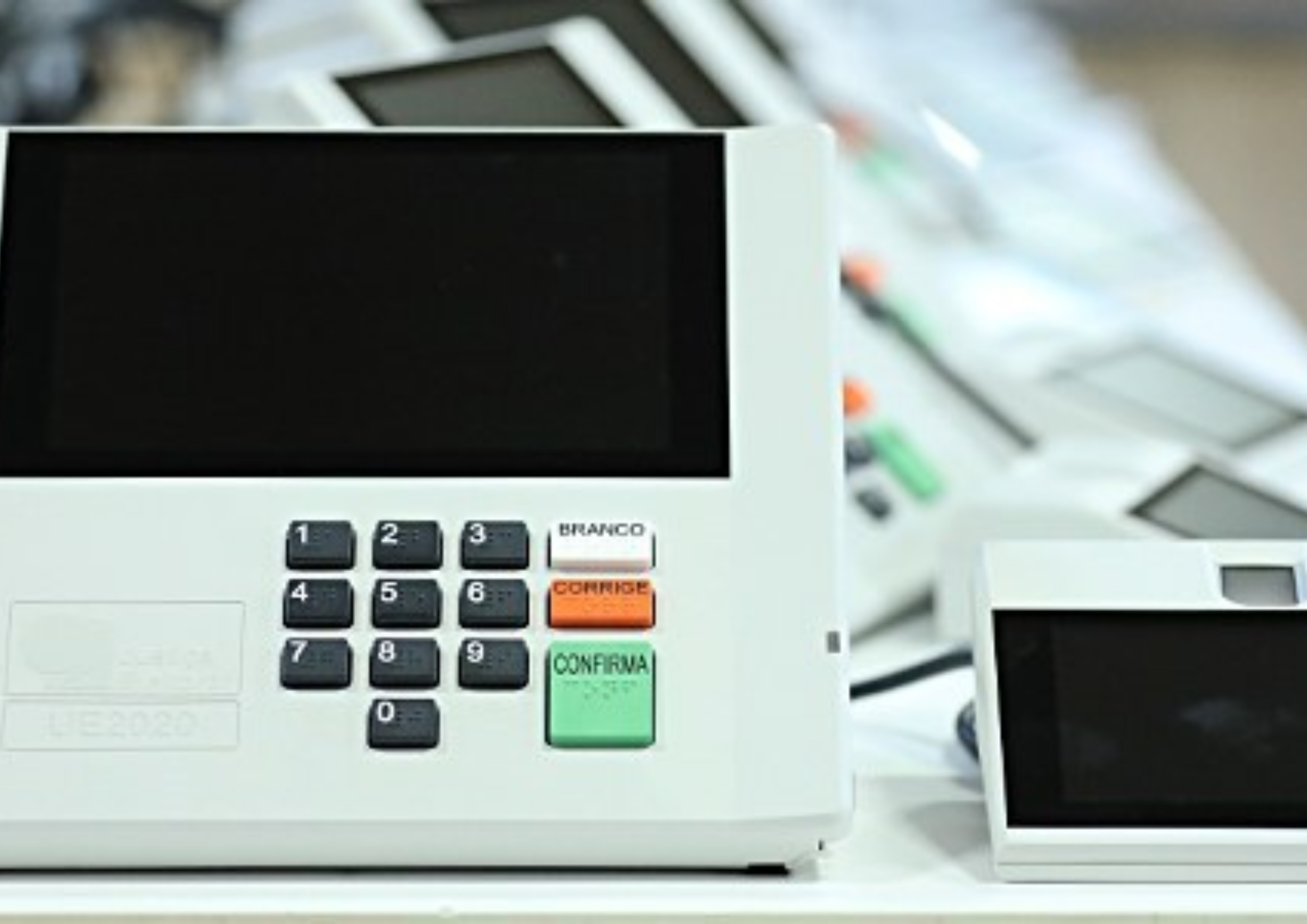 2022. Utilizada, pela primeira vez, a urna eletrônica modelo 2020 (UE 2020), utilizada pela primeira vez nas eleições de 2022. A versão conta com melhor processador, bateria, teclado aprimorado, apresentação de intérprete de Libras na tela da urna, indicando os cargos em votação, entre outros. Fonte: Acervo do Tribunal Superior Eleitoral.