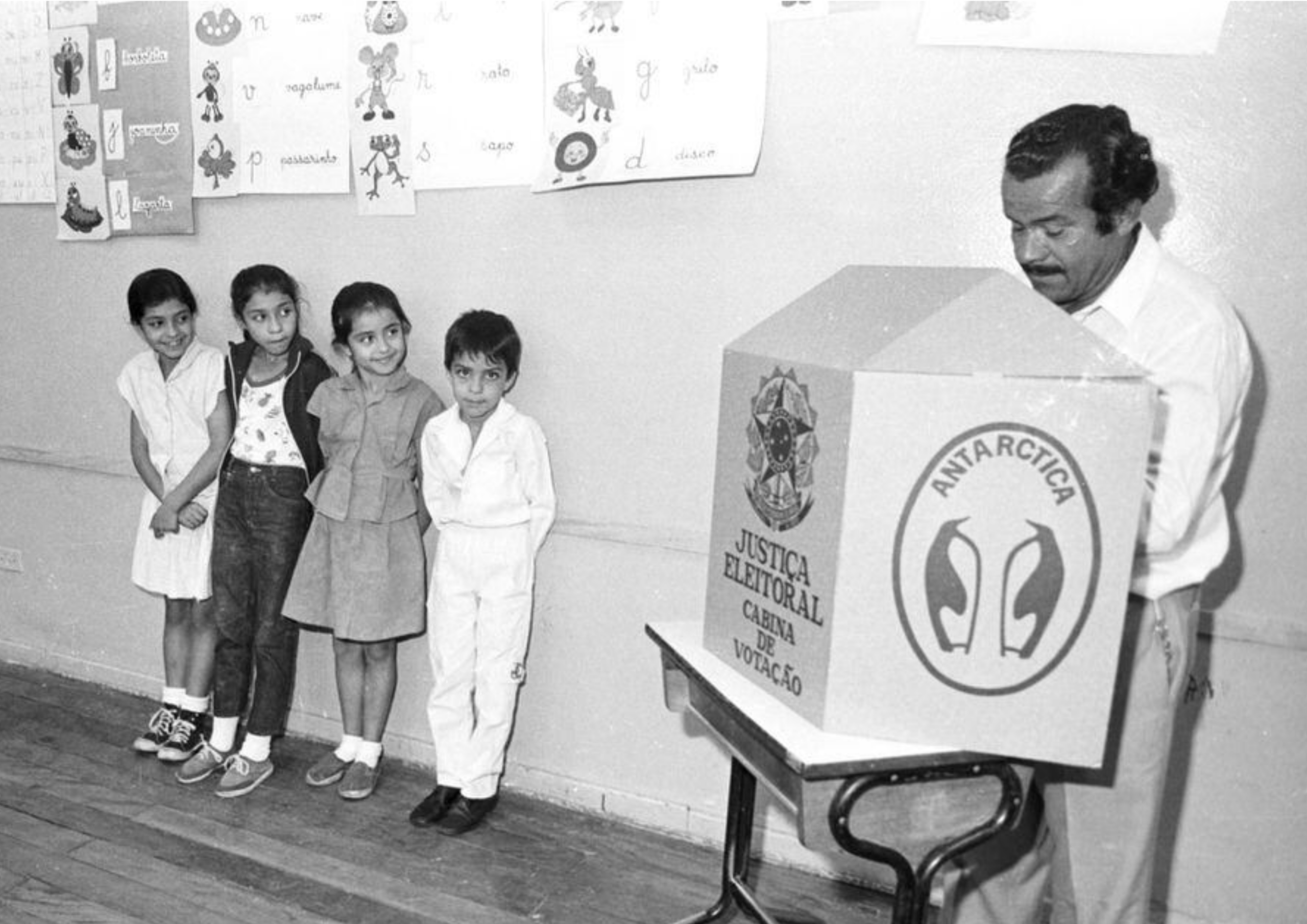 1989 - Primeira eleição presidencial direta, desde o ano de 1960, com 22 candidatos à Presidência da República Federativa do Brasil. Observado pelos filhos, José Vasconcelos Calado vota para presidente em 1989. Foto: Edu Garcia/Estadão - 15/11/1989