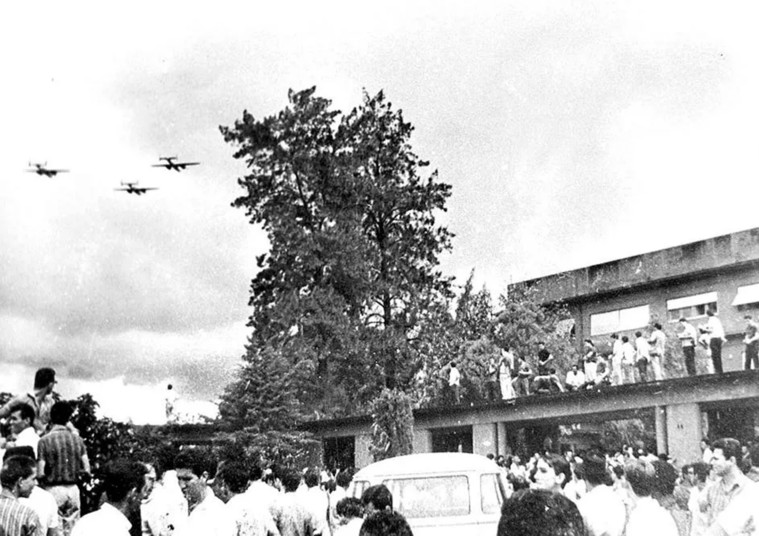 1964 - Em 26 de novembro de 1964, o presidente Humberto de Alencar Castelo Branco destituiu o governador Mauro Borges, nomeando o coronel Carlos de Meira Matos como interventor em Goiás. A ação incluiu a prisão de 102 colaboradores e foi marcada pelo sobrevoo da Força Aérea sobre o Palácio das Esmeraldas, em Goiânia. Fonte: Jornal O Popular/ Hélio de Oliveira