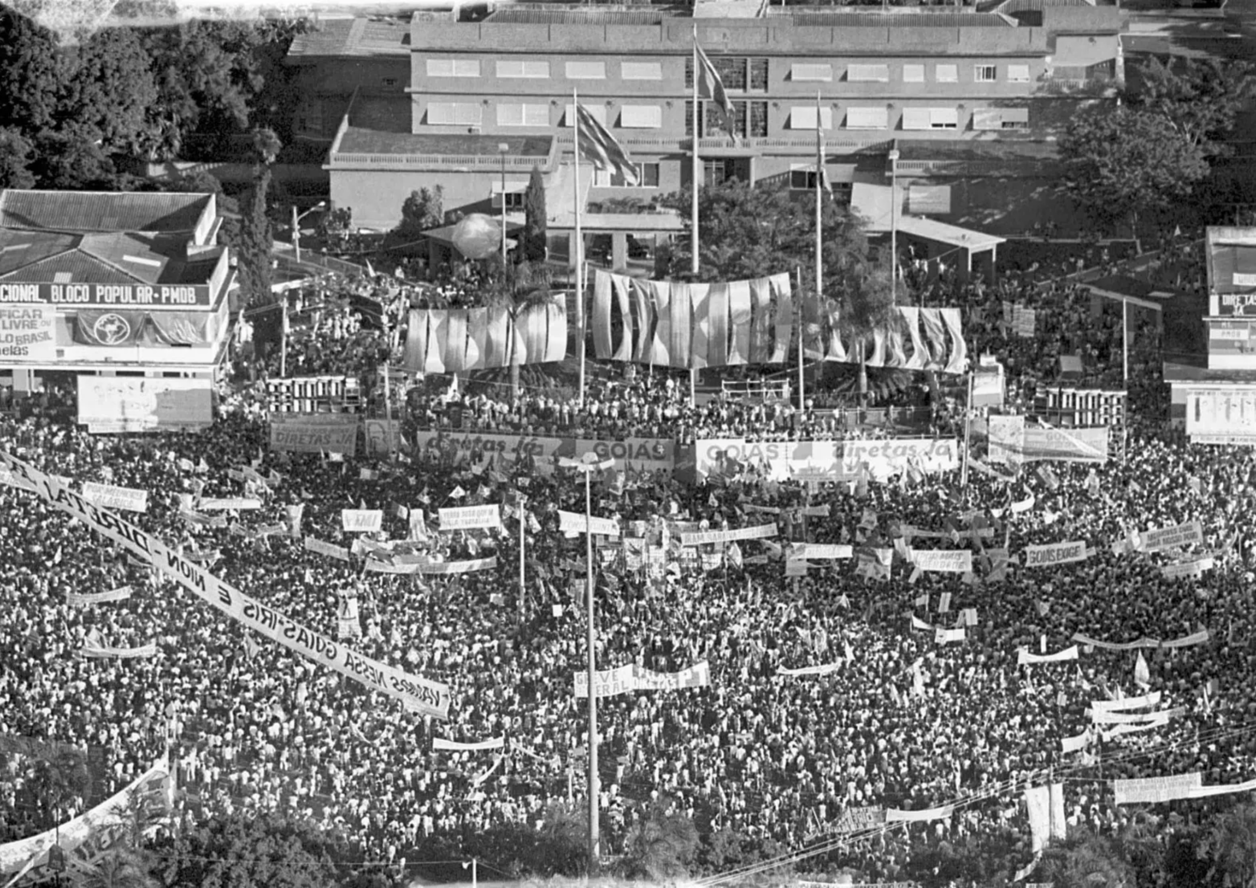 1983 - Comício pelas “DFonte: Memorial da Democraciairetas Já” na Praça Cívica, em Goiânia, em 15 de junho.
