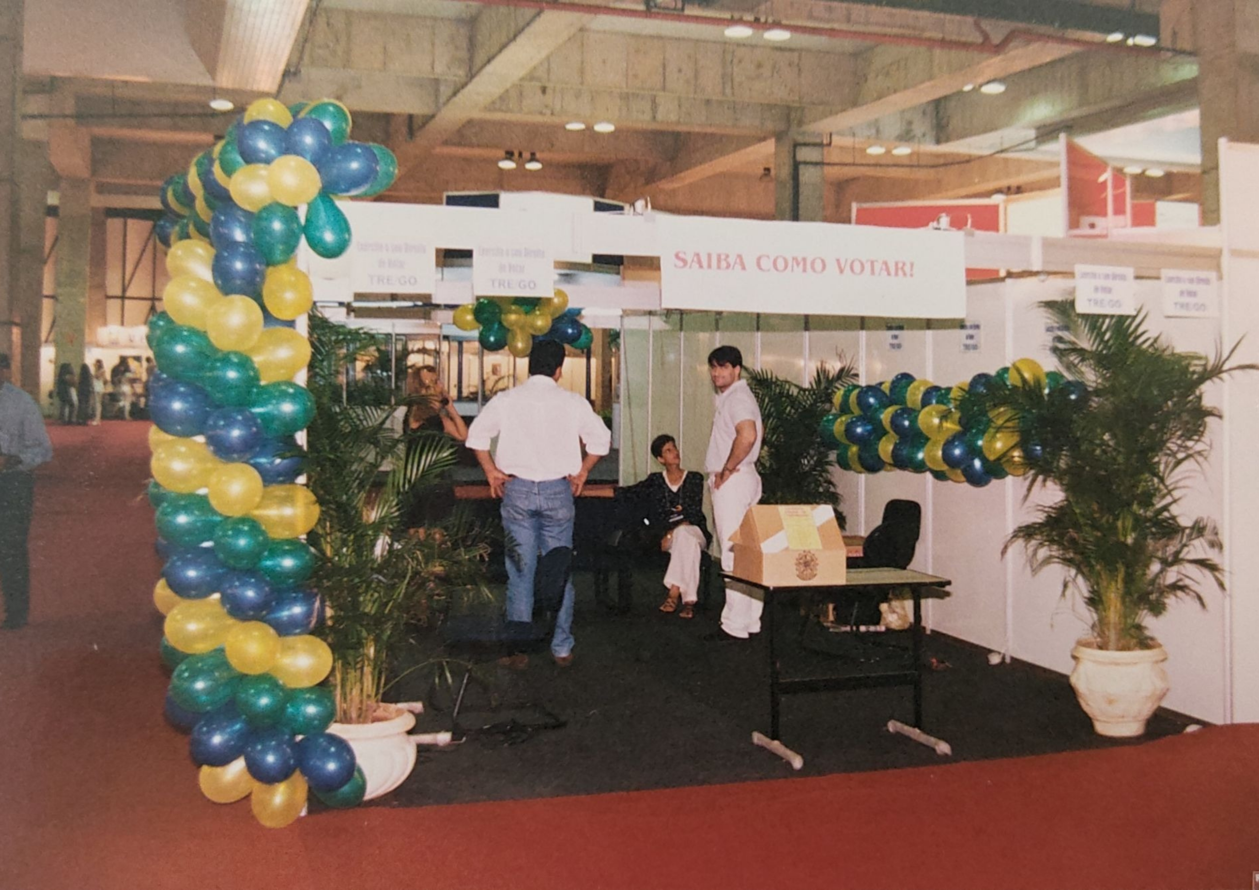 1998 - Exposição da urna eletrônica no Centro de Convenções de Goiânia.Fonte: Tribunal Regional Eleitoral de Goiás.
