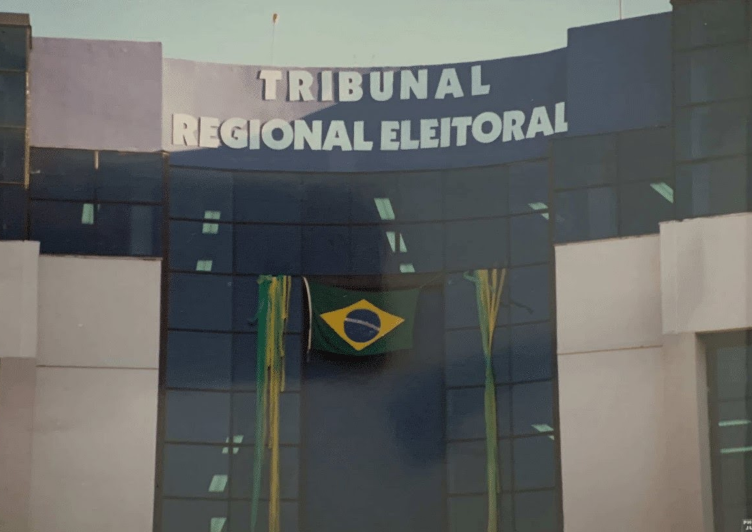 1998 - Inauguração do Anexo I do TRE-GO que expandiu o espaço administrativo do Tribunal. Fonte: Tribunal Regional Eleitoral de Goiás